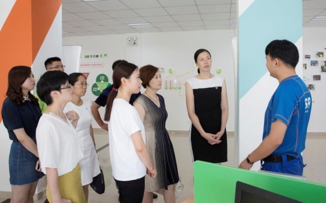 占旭刚成功连任大学校长!娶空姐为妻事业成功,与周苏红曾是同事