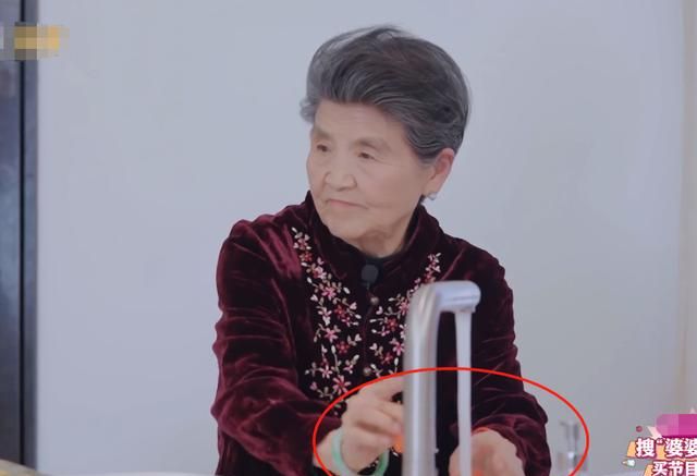 安迪兄弟下课回家谁注意奶奶的举动豪门婆孙感情亲疏好显然