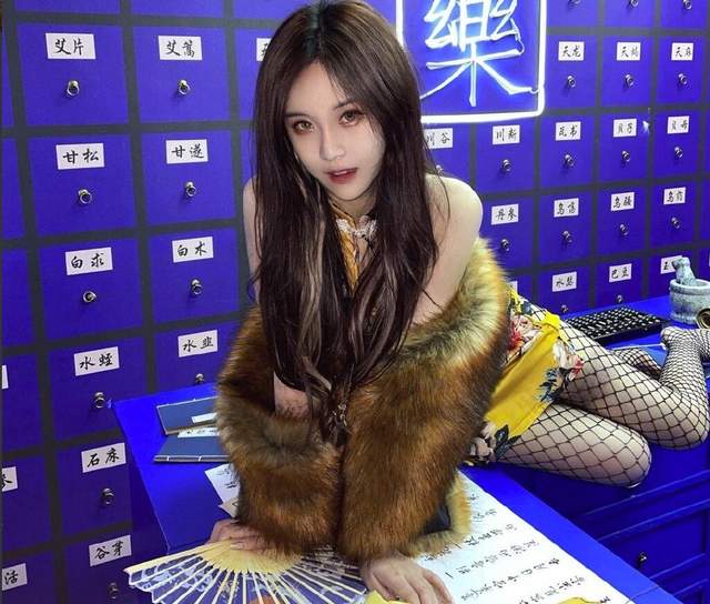 同为晒腿照杨清柠变味腐团儿没灵魂唯有迪妹男友视角是赢家