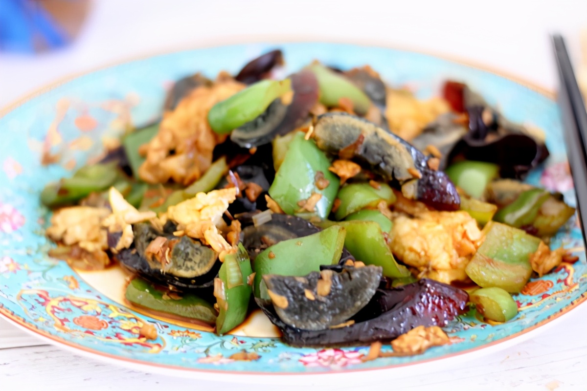 黑暗料理松花炒鸡蛋醋香浓郁鸡蛋松软皮蛋q弹