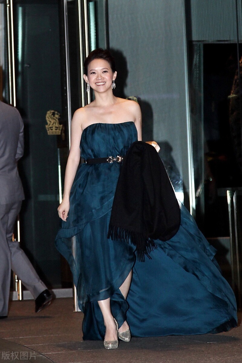 曾宝仪,身穿露肩连衣裙,秀傲人身姿