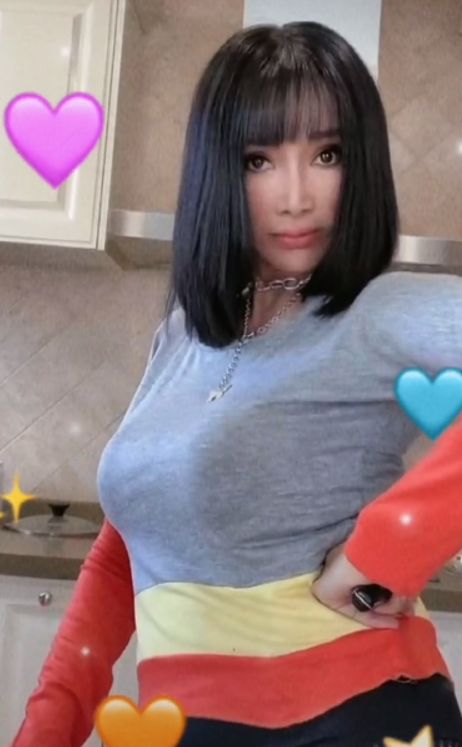 55岁张咪体态丰盈像少女在厨房拿锅铲跳热舞身材丰满气质迷人