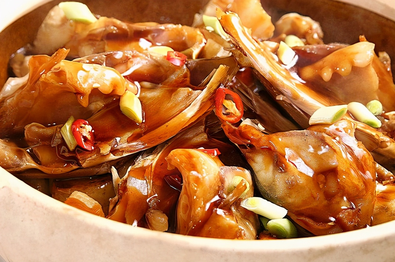 让人馋涎欲滴的一道菜:生啫鱼头煲,不加一滴水,鲜香嫩滑超好吃