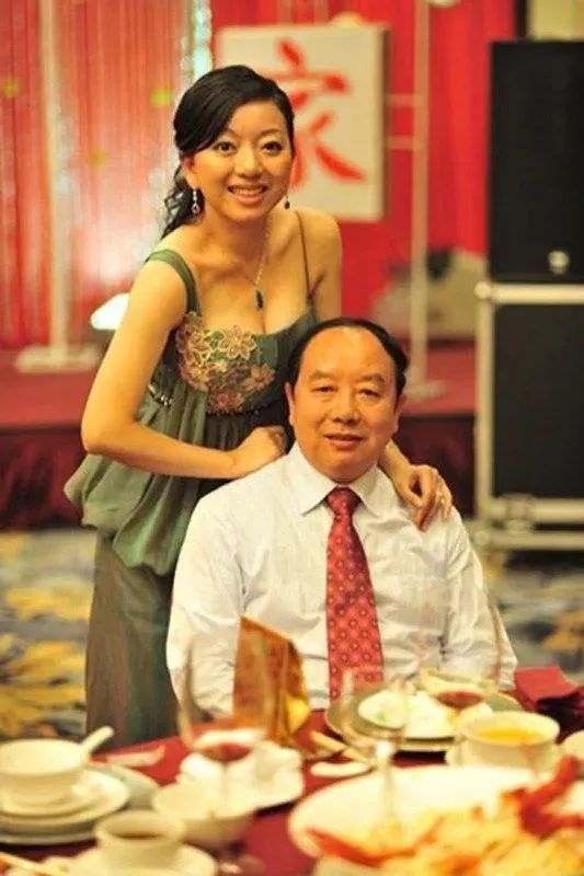 但陈凯旋,陈凯臣等两人并不在朝云集团中担任职务,而是由陈凯臣的女儿