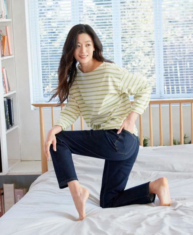 全智贤全新时尚大片条纹长袖衫配牛仔裤40岁被老公宠成少女