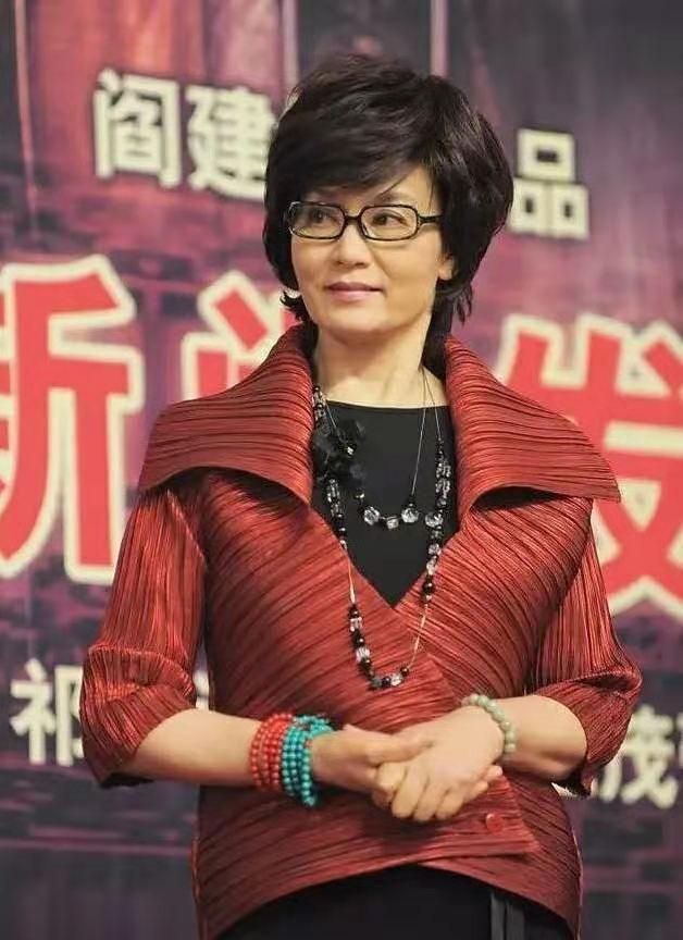 65岁的潘虹老师好气质 穿条纹外套显干练 不愧是"悲剧女皇"