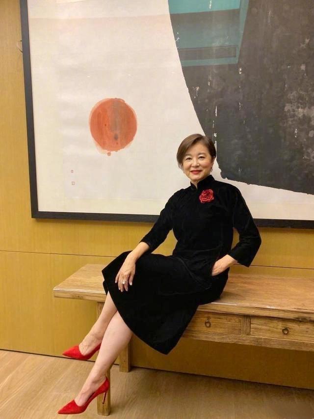 66岁林青霞晒近照穿紧身登山服显身材网友最美东方不败