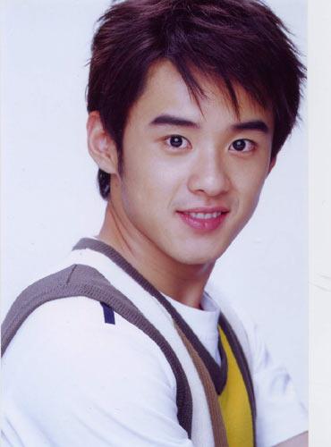 2002年,高昊出演个人首部电视剧《歌让我狂》从而正式进入演艺圈,随后