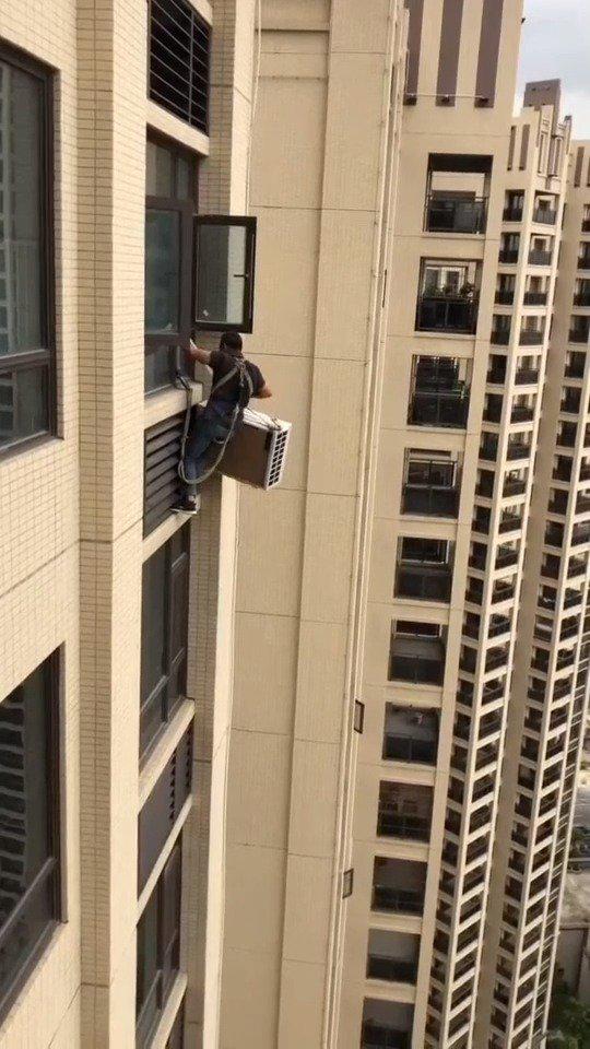 高空装空调太危险建房子的时候为何不提前设计