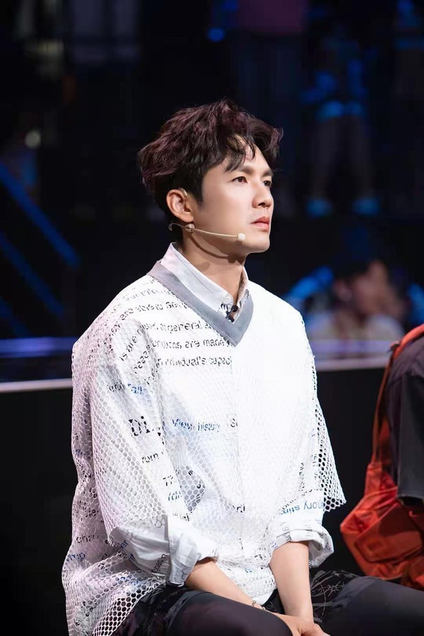 46岁钟汉良新路透曝光穿大衣出街脸嫩得像26身材堪称男星典范