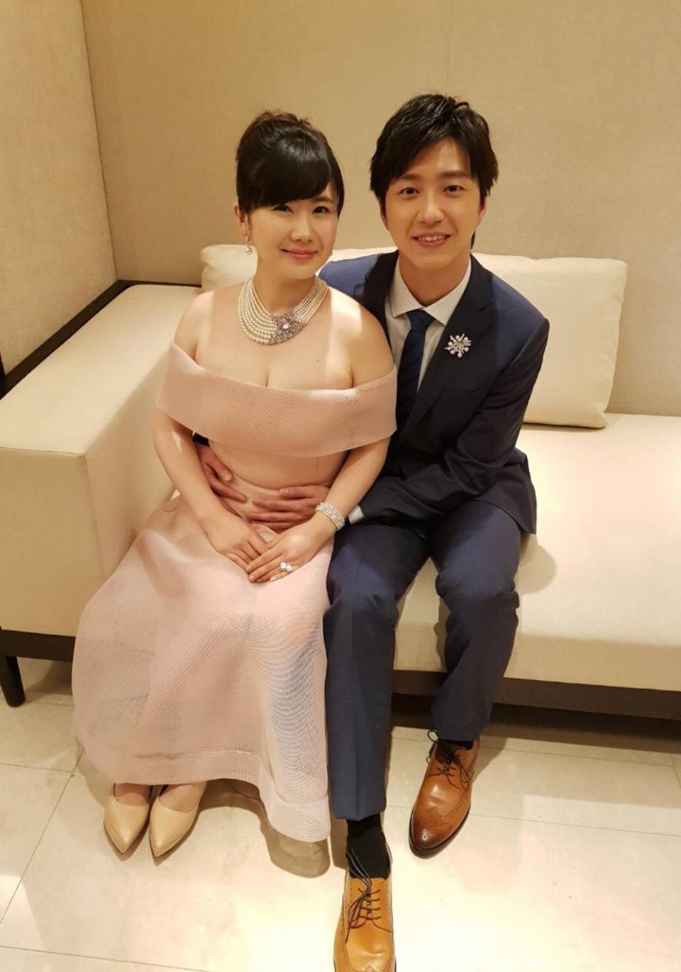 可是粉丝扒出,福原爱之前工作的时候也戴婚戒,明显不能自圆其说.