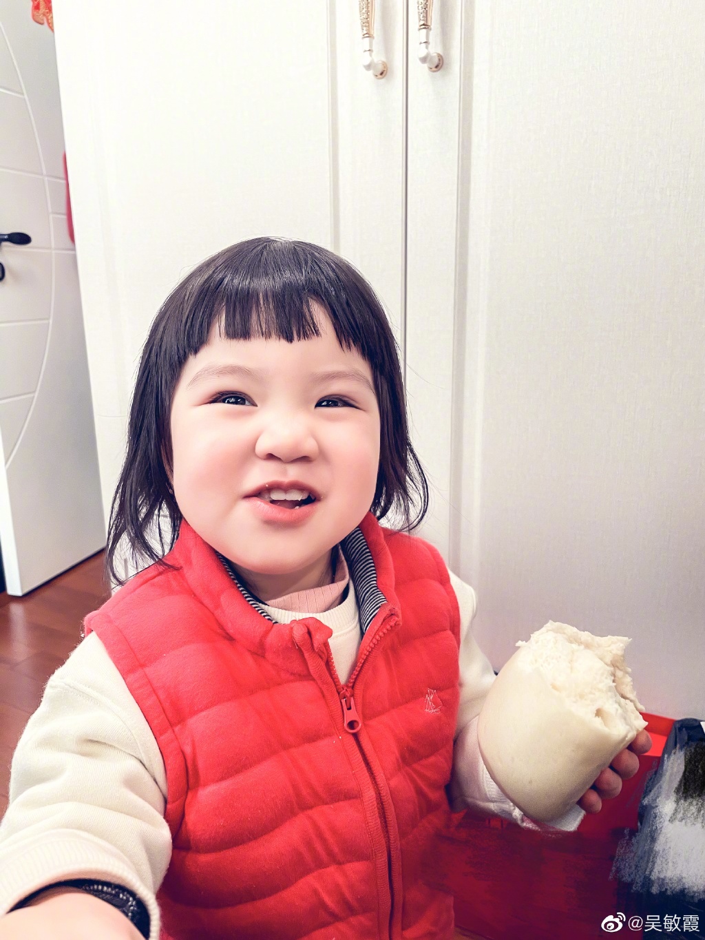天真烂漫!奥运冠军吴敏霞晒女儿萌照,大眼睛肉肉脸超可爱
