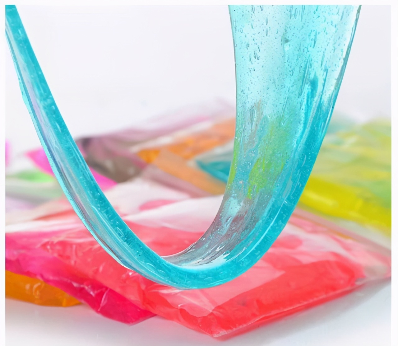 但是没想到的是,无良商家竟然把硼砂加入到玩具中去,为了使"史莱姆"的