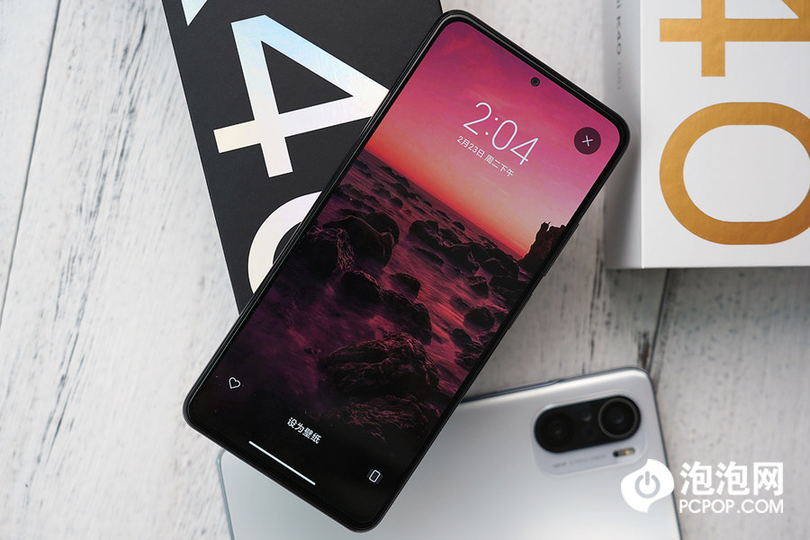 redmi k40系列的屏幕采用了自研屏幕色彩校准算法,每一块屏幕出厂前