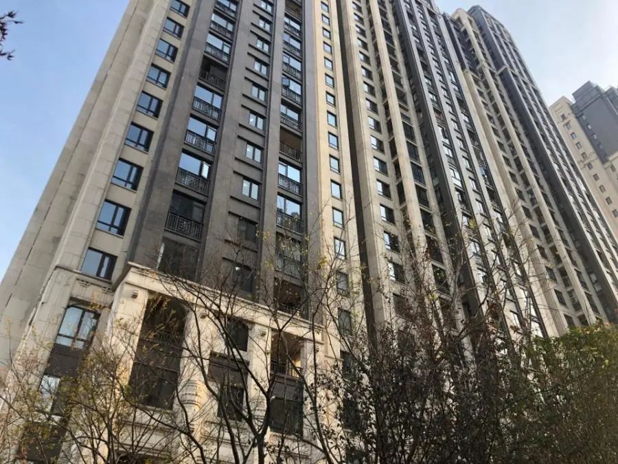 经法院判决,夫妻俩名下2套分别位于中海御道和盛景凤启华庭的房子将被