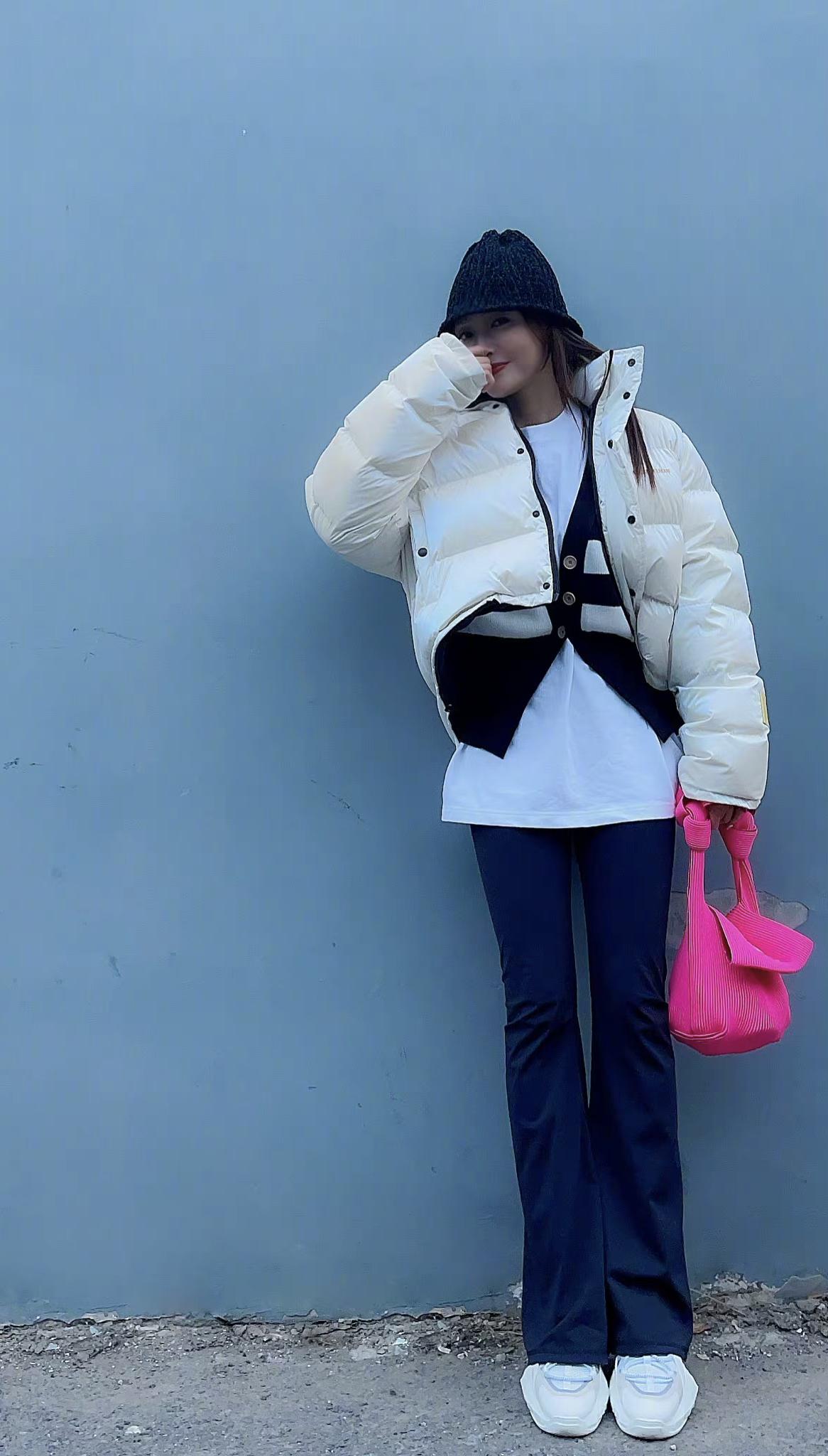 秦岚身上的这款白色短款羽绒衣面包服,就是很好的选择