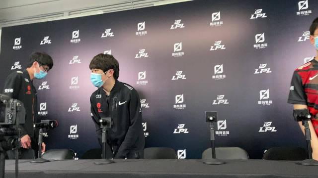 滔搏哥来接受采访啦!严格按位置坐