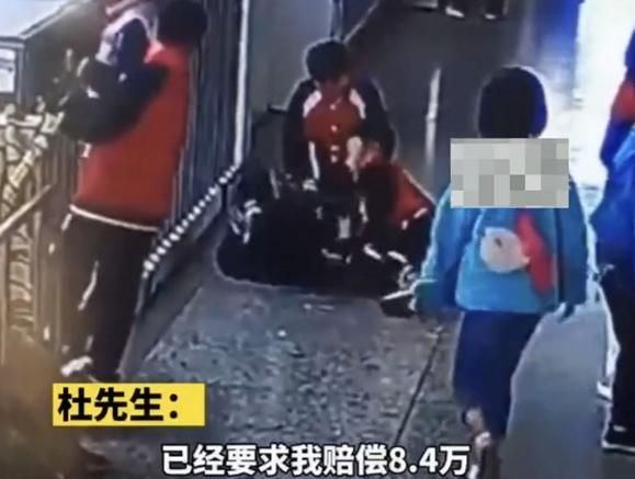 网传云南一小学生碰倒同学被索赔8.4万,对方家长是班主任休闲区蓝鸢梦想 - Www.slyday.coM