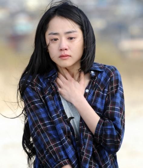 年轻时代的角色并不是宋慧乔,而是文根英