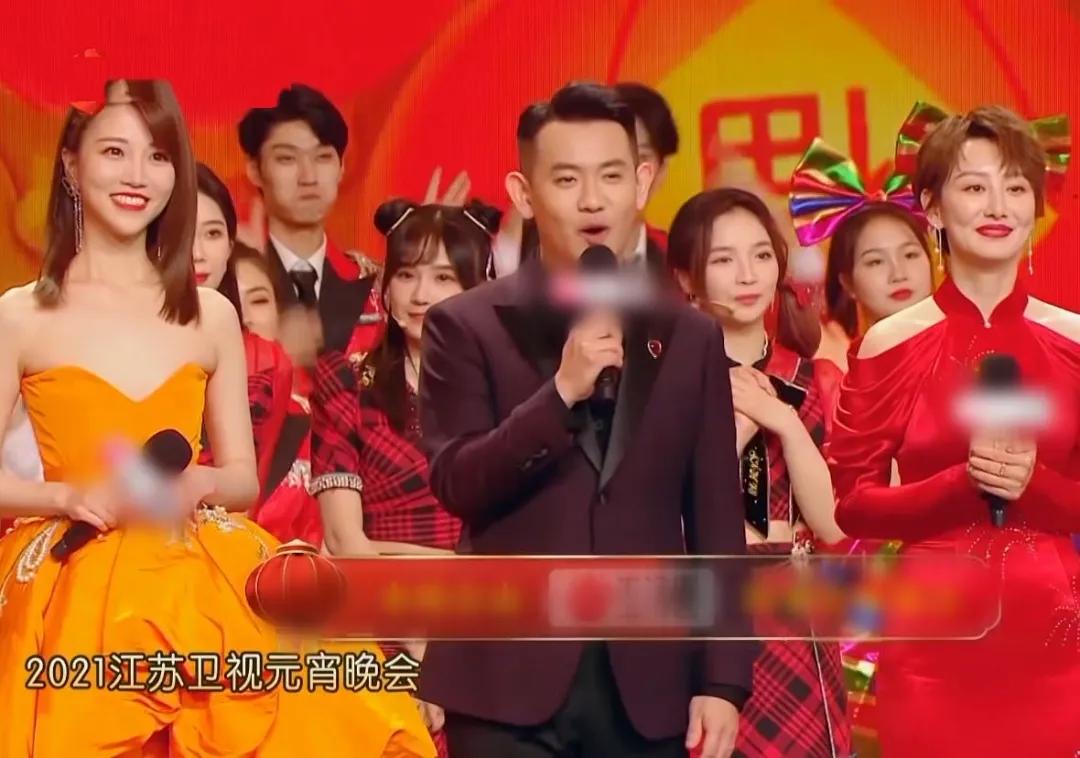江苏卫视元宵晚会不守时主持人穿旧衣服太寒酸节目撞车春晚