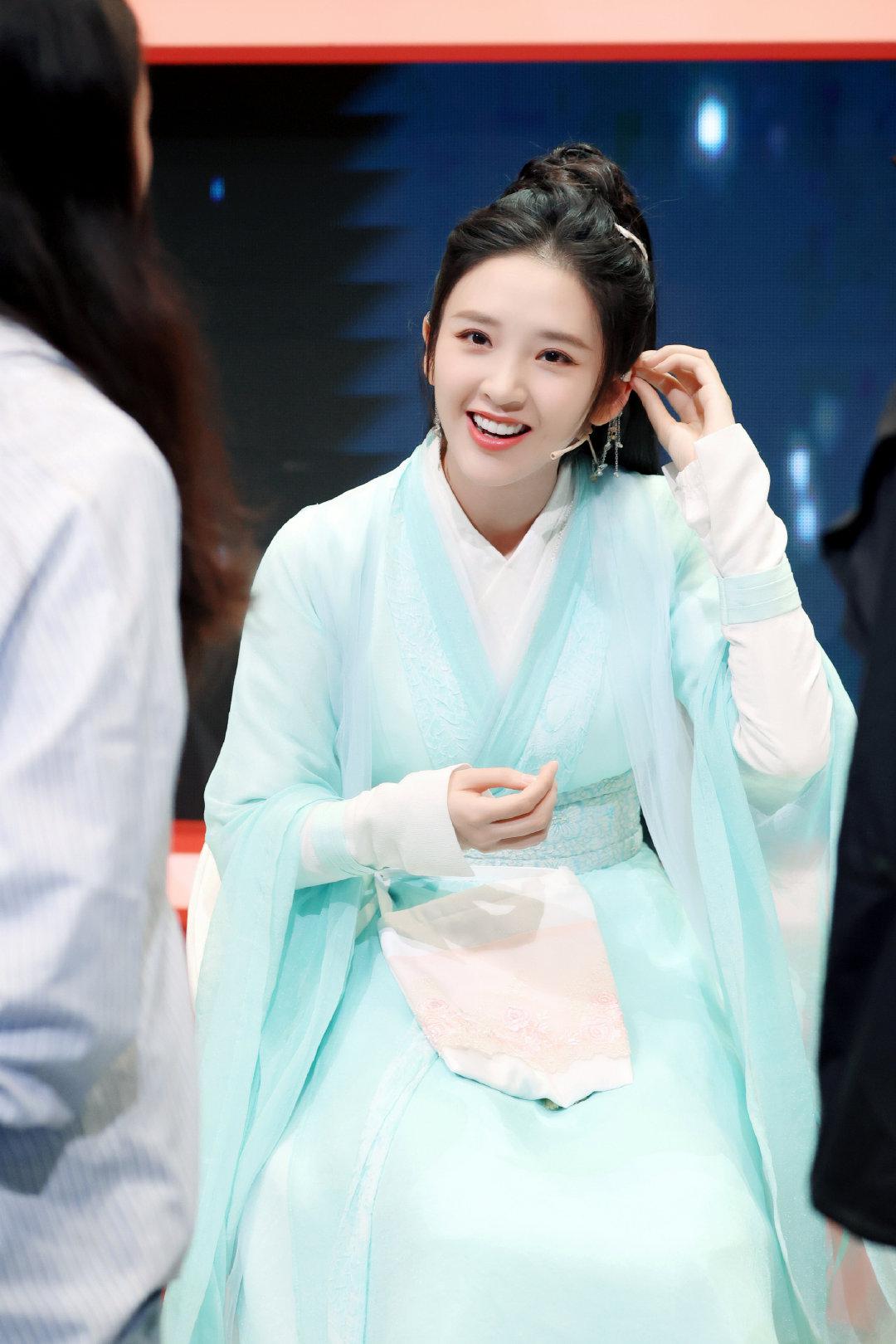 仙女唐艺昕长裙配酒窝