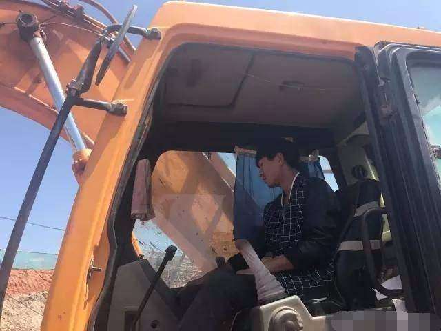 90后小伙开挖机月入过万，大伙称是蓝翔毕业的休闲区蓝鸢梦想 - Www.slyday.coM