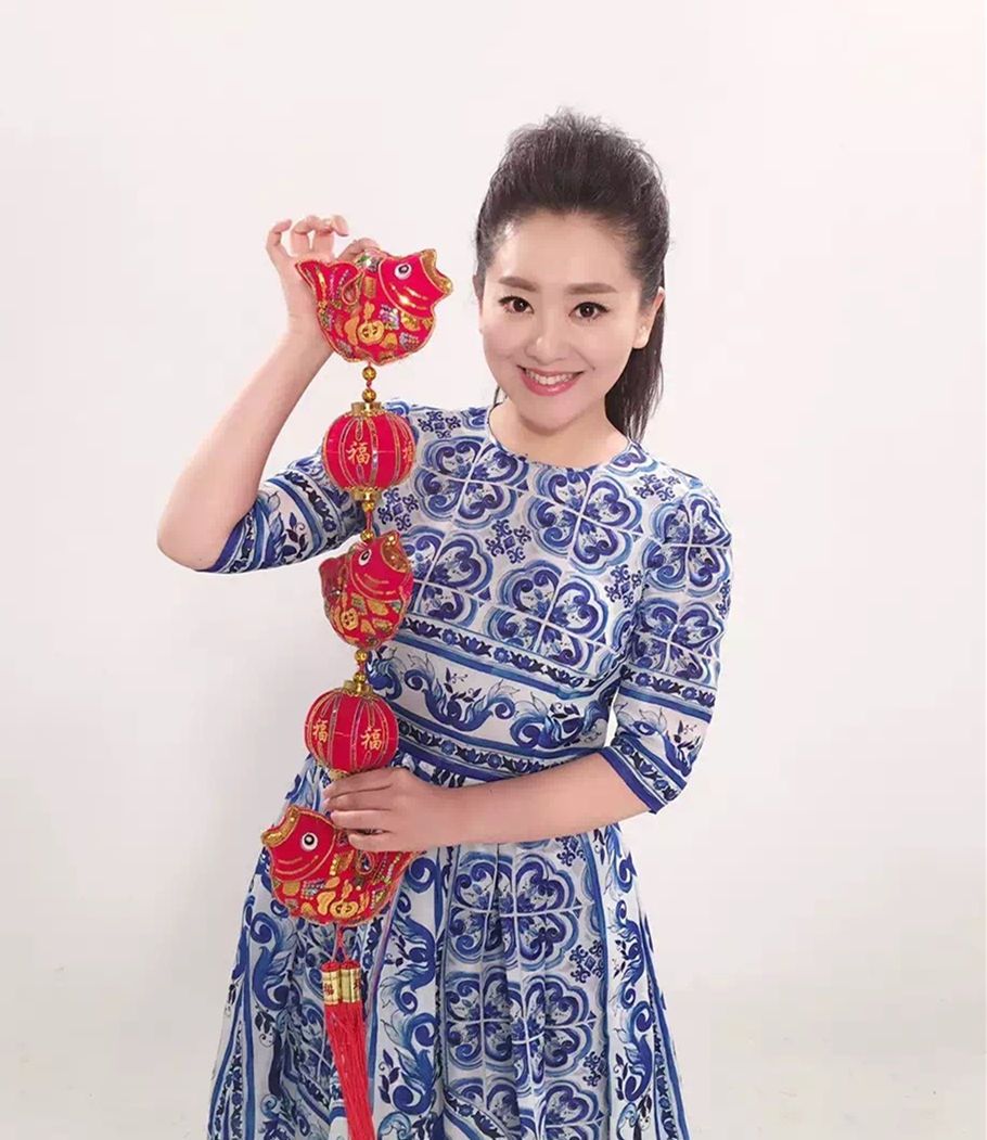 42岁央视主持人月亮姐姐容颜不老,嫁富商老公,晒与儿子互动照