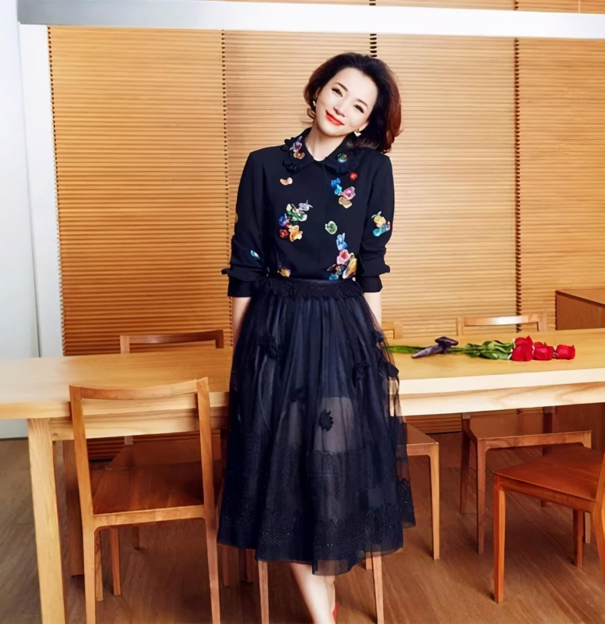 董卿真"胆大",尝试了黄色的连衣裙来凹造型,意外高级时髦大气