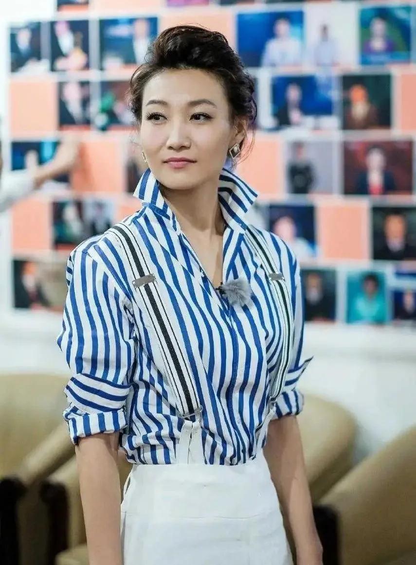 李梓萌惊喜亮相元宵晚会,褪去假发西服的她,竟是隐藏的穿搭达人|新闻