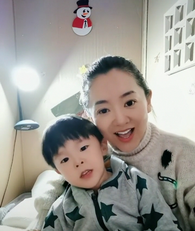 42岁央视主持人月亮姐姐容颜不老,嫁富商老公,晒与儿子互动照|春妮