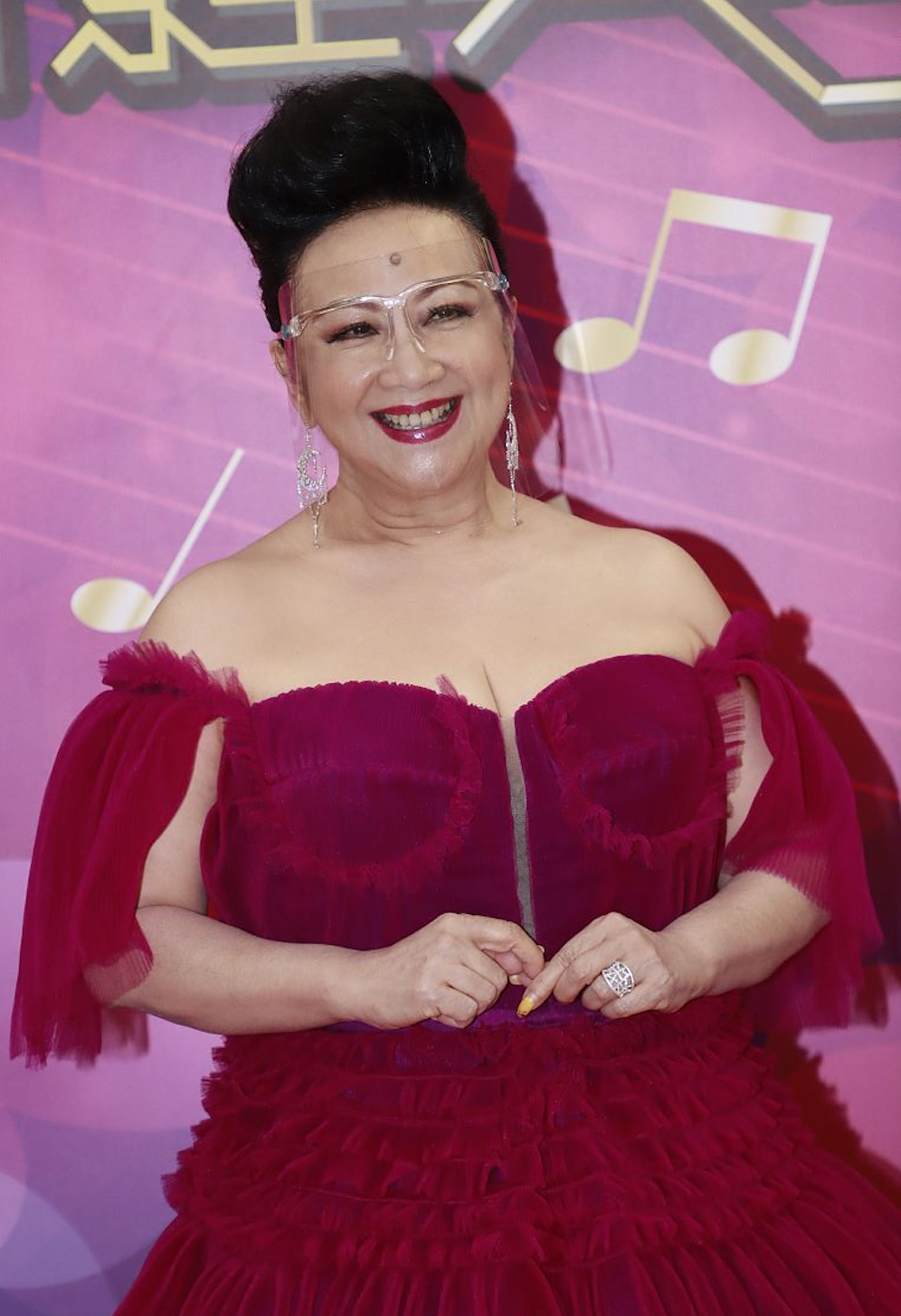 薛家燕元宵与小17岁男友视频吃汤圆证实感情稳定重申不再婚