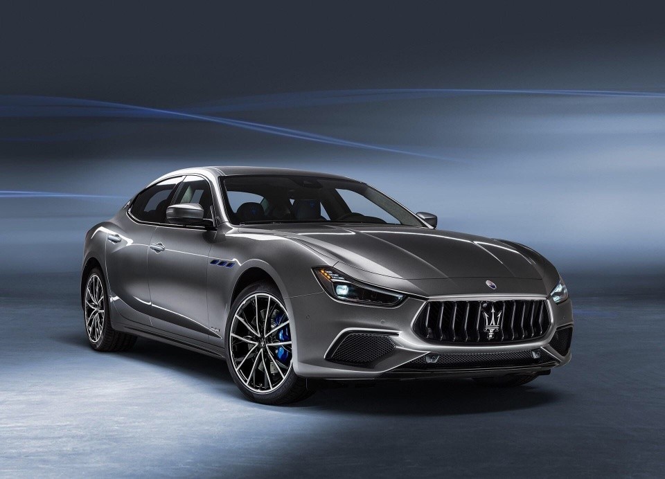 玛莎拉蒂的外观设计确实做的十分出色,大尺寸的中网设计在玛莎拉蒂