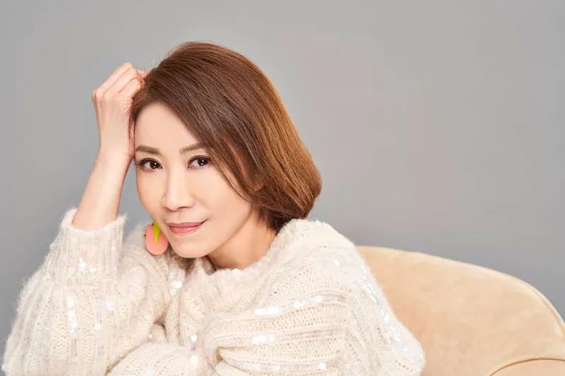 51岁资深女歌手滑倒撞头,牙龈破裂 右脸瘀青险破相|李翊君|瘀青|牙龈