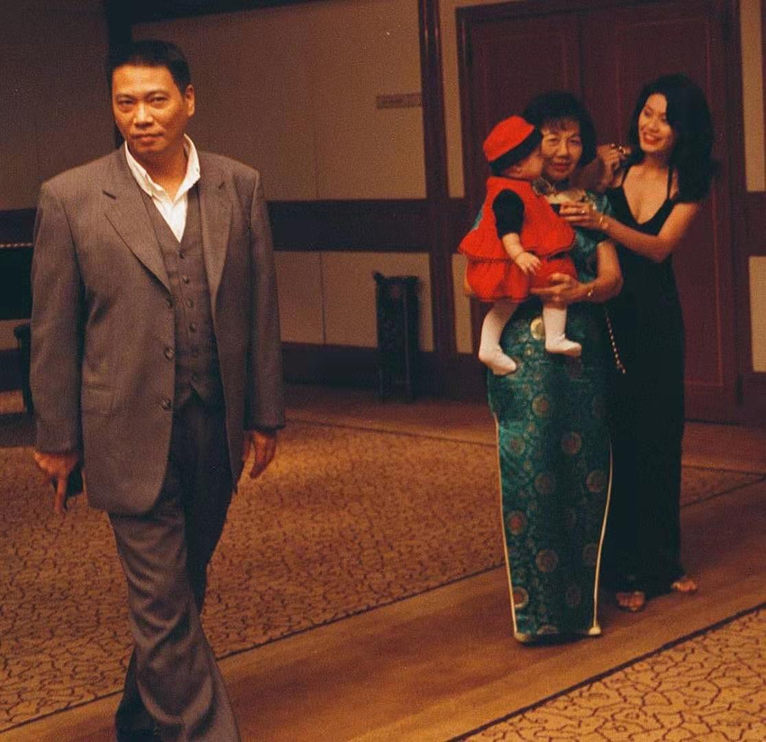 在拍电影《花田喜事》时和马来西亚小姐侯珊燕过从甚密,于是卢少慈也