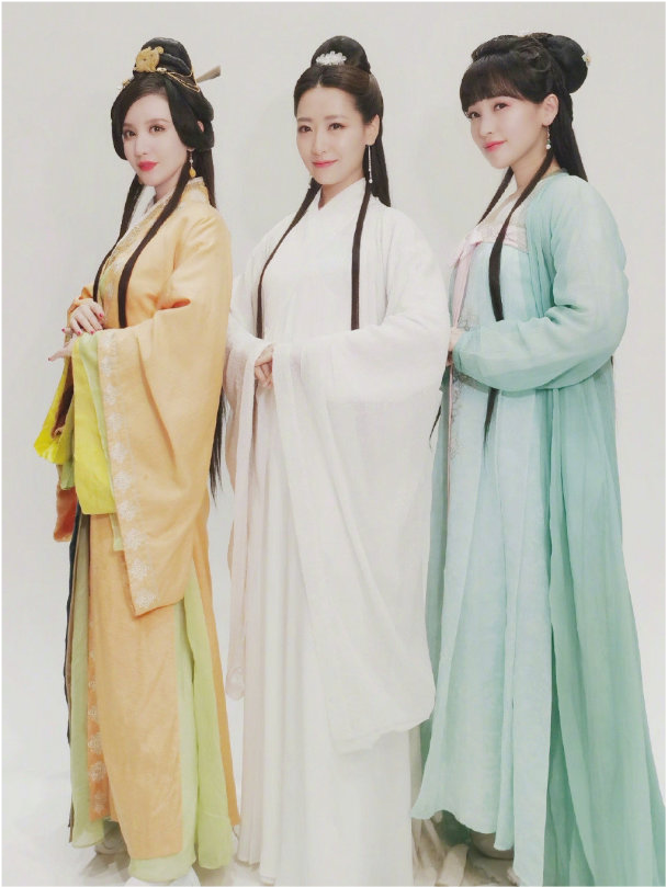 神话三美同框太罕见白冰穿长裙不输巅峰状态气质更稳赢张萌金莎