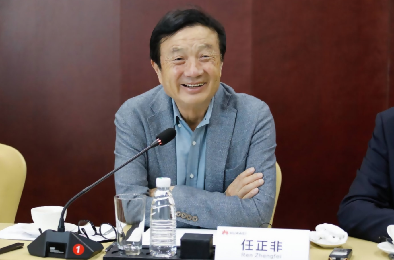 芯片开始“缺失”,华为面临转型!任正非发声:未来是云时代!__财经头条
