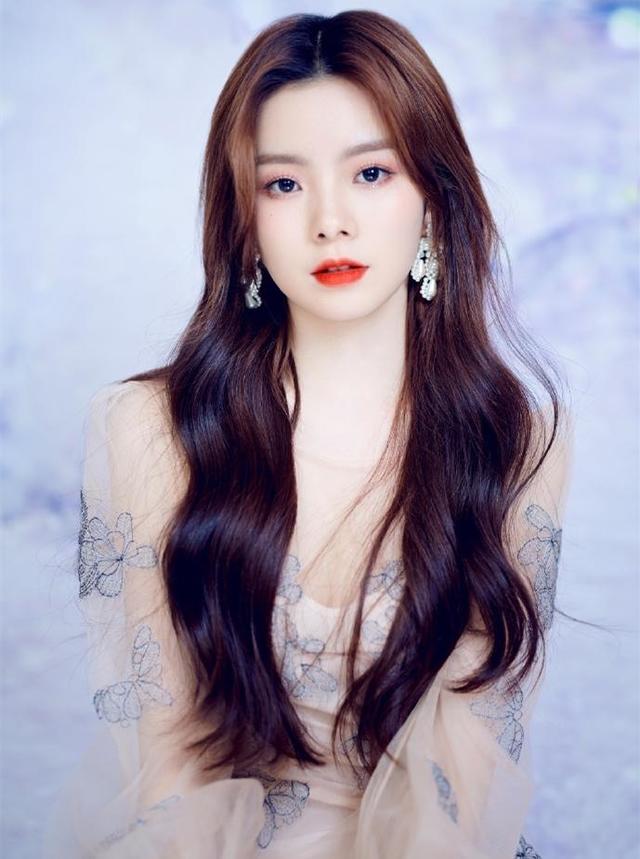 硬糖少女最新舞台大片多套造型演绎超强魅力陈卓璇凭颜值圈粉