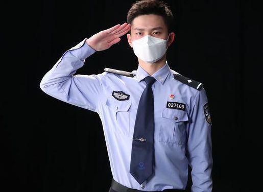 和警察叔叔合照一定要掌握正确的姿势不然很容易被误会