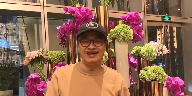 吴孟达去世前最后露面照曝光对镜头笑着比心乐观状态引人泪目