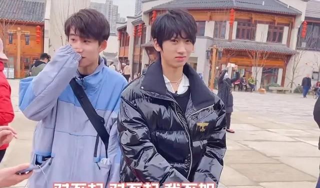 原际画艺人被当成素人女孩上前要联系方式身旁队友表情成亮点