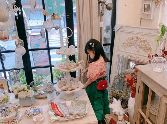 辣妈伊能静微博晒娃火了造型十分显少女心