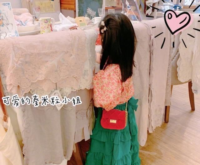 辣妈伊能静微博晒娃火了造型十分显少女心