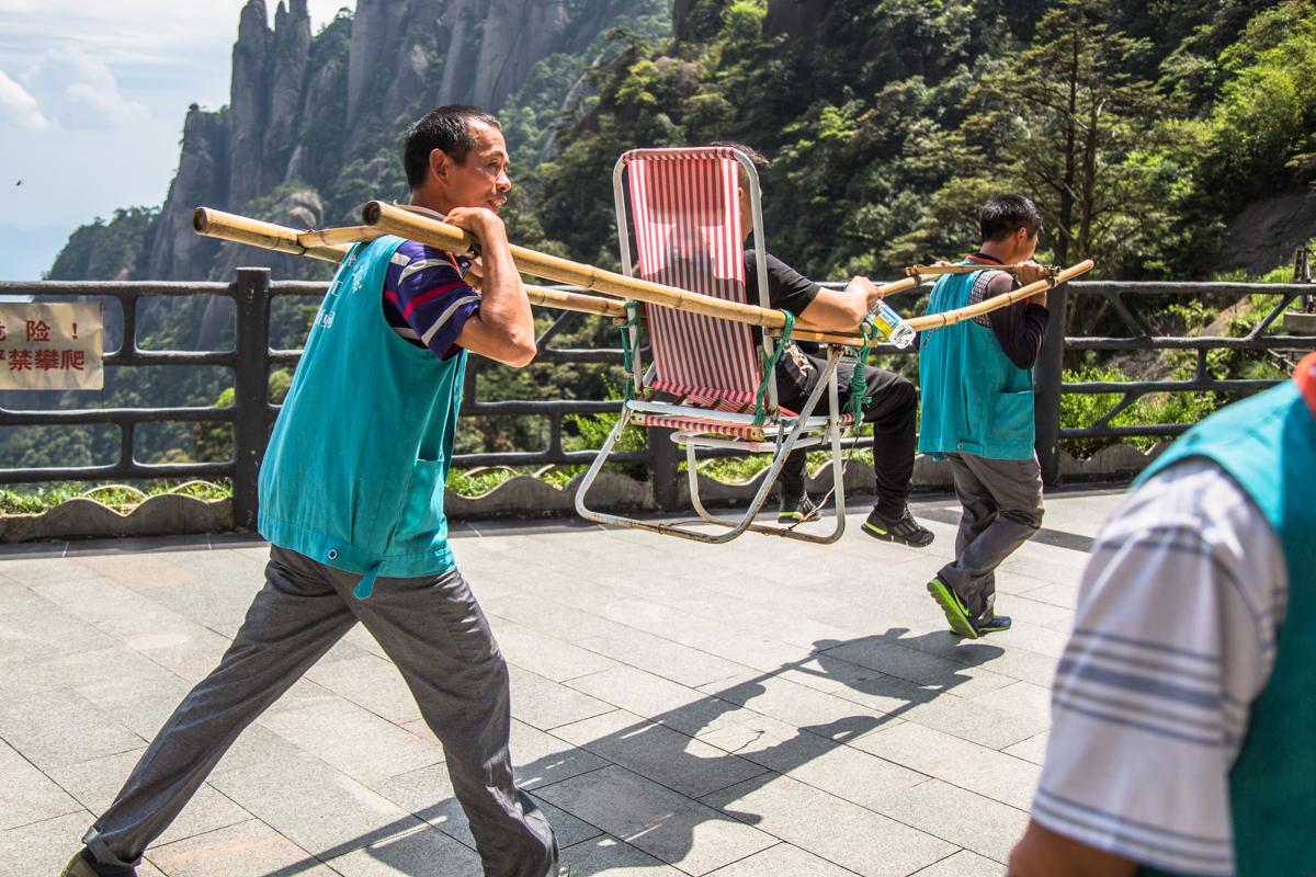 在中国众多景区里面,抬游客上山是一份工作,多数人却不忍心消费|滑竿|游客|师傅_新浪新闻