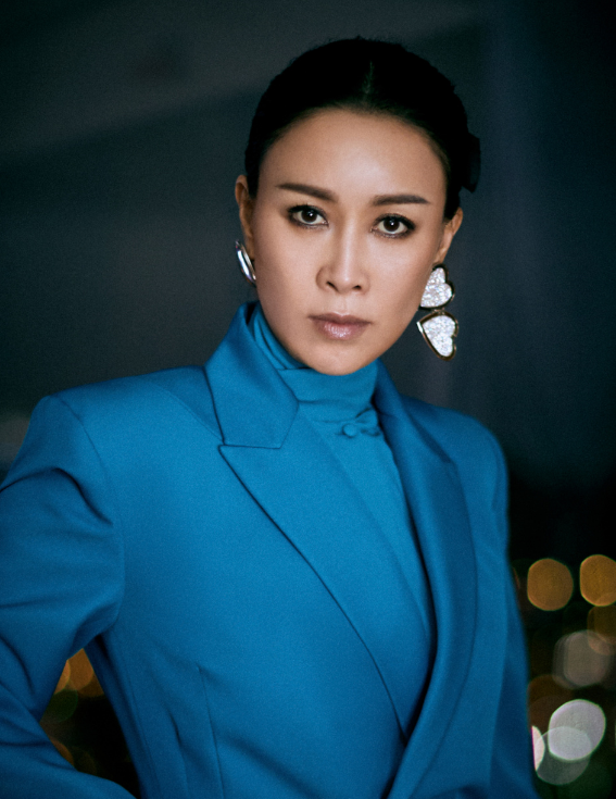 别再夸那英形象不老了看她被偷拍的素颜脸不过就是老太太