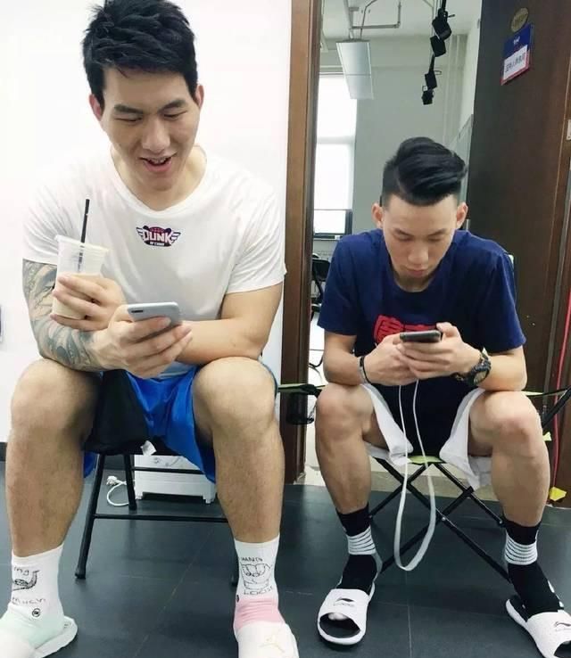 很多球迷对此纷纷表示:张鸿林可以去cba联盟发展,不仅可以提高自己的