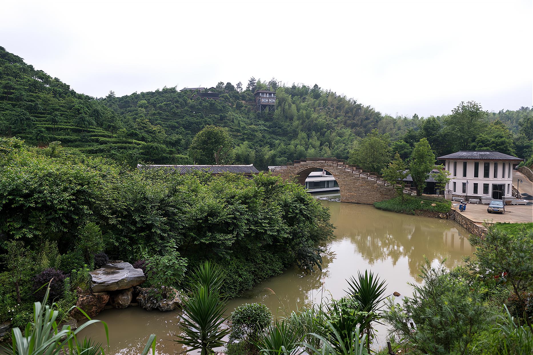 虔心小镇,藏在赣州龙南山中的风情小镇,景色美若"世外桃源"
