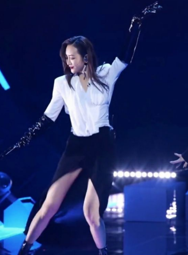 王鸥穿开叉裙热舞,身材发福腿部肌肉明显,终于相信她快奔四了