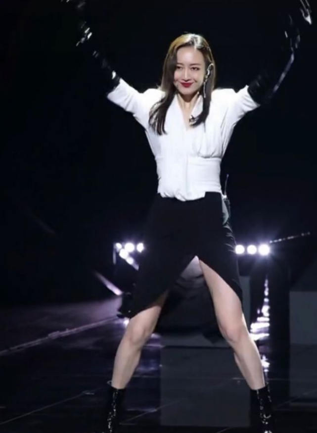 王鸥穿开叉裙热舞,身材发福腿部肌肉明显,终于相信她快奔四了