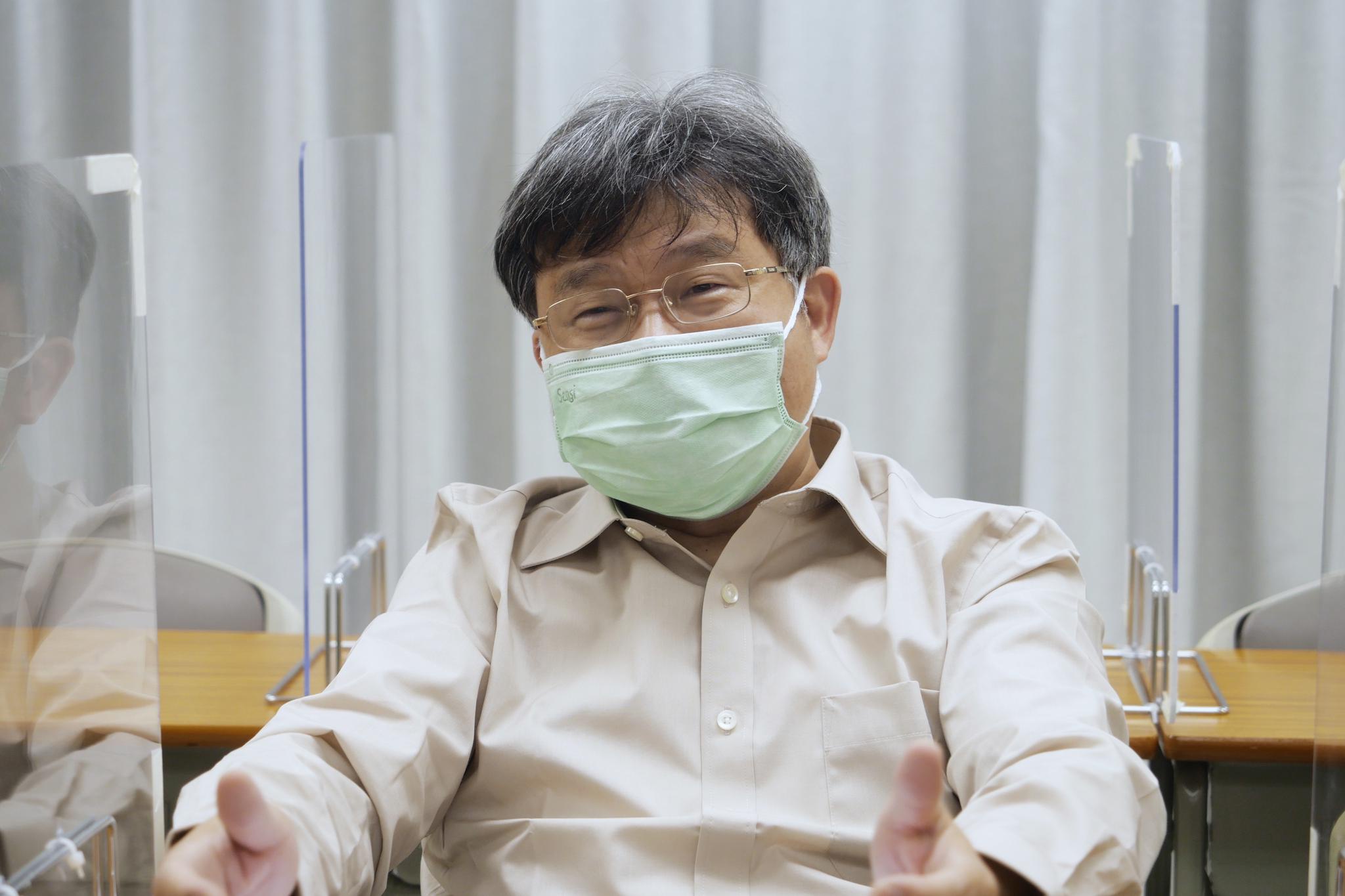 就在采访马志成的第二天,香港特区政府政制及内地事务局局长曾国卫