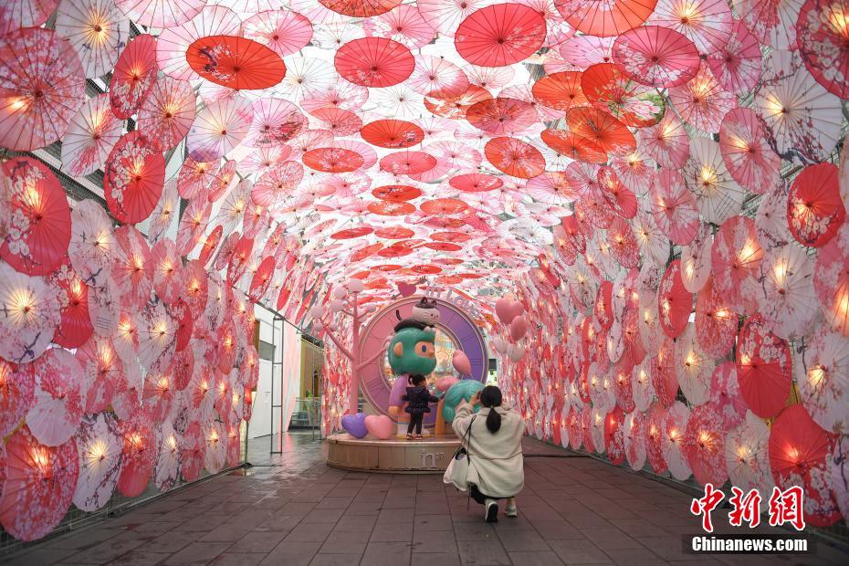 浙江杭州花伞长廊吸引市民打卡